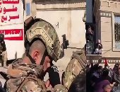 جندى عراقى يبكى متأثرا بأغانى وطنية خلال مظاهرة طلابية.. فيديو