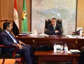 محافظ الفيوم يناقش مع وفد وزارة البيئة سبل تنمية بحيرة قارون