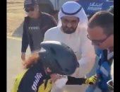 مشهد أبوى.. محمد بن راشد يسارع لمساعدة فتاة سقطت من دراجتها.. اعرف القصة