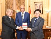 على عبد العال يتسلم نسخة من الدستور المصرى المترجم إلى اللغة الكورية