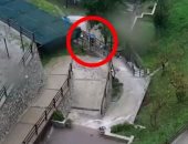 رجل ينجو بأعجوبة من انهيار جدار بعد عبوره بثوانى بمدينة إيطالية.. فيديو