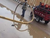 الزقازيق تدفع بسيارات كسح لرفع تراكمات مياه الأمطار من مداخل المدينة 