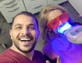 محمد رشاد يتحول لطبيب أسنان ويجرى جلسة لزوجته مى حلمى.. صورة