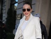 جيجي حديد بإطلالة بيضاء فى أسبوع الموضة بباريس.. صور