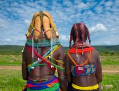 روث البقر على الشعر.. طريقة نساء قبيلة مويلا فى أنجولا لتزيين الشعر وإعلان الحداد