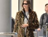كايا جربر تصل باريس للمشاركة فى أسبوع الموضة بمعطف الفهد .. صور