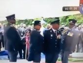 فيديو.. شرطى يتسبب فى حالة إرتباك خلال جنازة عسكرية بحضور رئيس جنوب أفريقيا