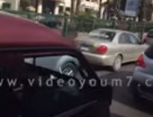 فيديو.. توقف حركة السيارات بمحيط جامعة القاهرة بسبب زيادة الأحمال