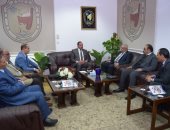 جامعة سوهاج تبحث توفير 1000 فرصة عمل لخريجيها