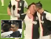 قبلة كريستيانو رونالدو لـ ديبالا تثير الجدل فى يوفنتوس.. فيديو