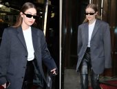 3 موضات فى لوك واحد.. جيجى حديد ببنطلون جلد وبليزر "أوفر سايز" فى باريس