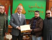 رئيس جامعة المنوفية يكرم موظفا لأمانته ورفضه قبول رشوة مالية