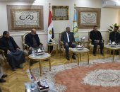 محافظ مطروح يستقبل مشايخ واحة سيوة للاستماع إلى مطالبهم واحتياجات الواحة