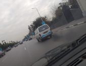 امسك مخالفة.. قارئ يشارك صورة تصاعد أدخنة سوداء من سيارة فى شارع صلاح سالم