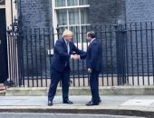 رئيس وزراء بريطانيا يكسر البروتوكول ويخرج من بوابة "تن دوانينج" لمصافحة السيسى