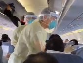 عناصر طبية تقتحم طائرة صينية وتكشف على كل المسافرين.. إعرف السبب
