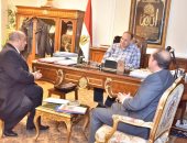 محافظ أسيوط يناقش سبل تنفيذ مشروعات بـ94 مليون جنيه للحد من الهجرة غير الشرعية