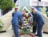 صور.. محافظ كفر الشيخ ومدير الأمن يضعان إكليل الزهور على النصب التذكارى لشهداء الشرطة