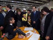 طفلة من ذوى الهمم بمعرض الكتاب لرئيس الوزراء: نفسى أطلع مهندسة ديكور