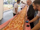 صور.. بيتزا بطول 100 متر لجمع أموال لخدمة إطفاء الحريق بإستراليا 