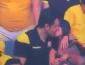 سوبر كورة .. قبلة في الدوري الإكوادوري تتسبب في كشف خيانة زوجية "فيديو"