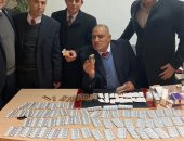 ضبط راكب سويسرى بمطار القاهرة بحوزته كمية كبيرة من المواد المخدرة.. صور 