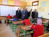 صور .. محافظ الوادى الجديد يتفقد لجان الامتحانات بالداخلة ويوجه بصرف مكافآت للمتفوقين
