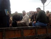 معلمون يستقلون جرار زراعى لنقلهم للجنة امتحانات.. ومحافظ كفر الشيخ يعتذر