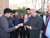 رئيس جامعة الأزهر يوزع دعوات مجانية دائمة لمعرض القاهرة الدولى للكتاب على الطلاب