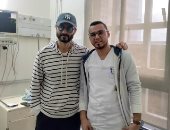ممرض بالقصر العينى يشارك "صحافة المواطن" صورته مع خالد النبوى