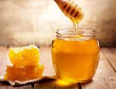 وصفات طبيعية من العسل لترطيب وتنظيف البشرة.. وفرى فلوس الكريمات