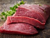 لماذا تنصح منظمة الغذاء والدواء الأمريكية بعدم غسل اللحوم؟ طبيبة بيطرية توضح