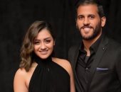 قصة صور.. الكابتن والمدام يرفعان شعار "الأسود يليق بنا"