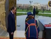 الرئيس السيسى يضع إكليلا من الزهور على النصب التذكارى بأكاديمية الشرطة