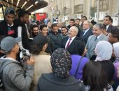 الخشت يتفقد ختام ماراثون الامتحانات والطلاب يلتقطون معه "السيلفي"