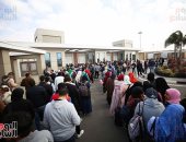 معرض الكتاب.. تكثيف أمنى وإقبال كبير من الزوار على المعرض فى يومه الأول.. فيديو