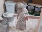 طفلة لطخت ملابسها بالدقيق فى المطبخ فكان رد فعل الأم صادمًا.. فيديو