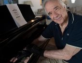 قفازات اصطناعية تمكن عازف بيانو برازيلى من عودة موهبته مرة أخرى