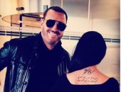 مجنونة كاظم الساهر.. معجبة ترسم وشما باسمه وجملة من أغنيته