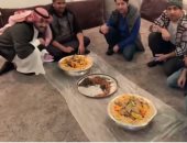 شباب سعودى يقيم وليمة على "تمساح مشوى" وجدل بالسوشيال ميديا.. فيديو وصور