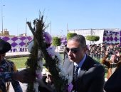 محافظ الفيوم يضع أكاليل الزهور على النصب التذكارى لشهداء الشرطة.. صور