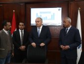 محافظ قنا يتفقد سير العمل مركز الأزمات بالديوان العام