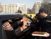 الشرطة توزع الهدايا والورود والشيكولاتة على المواطنين في التحرير.. صور