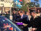 مدير أمن سوهاج يوزع حلوى وورد على المواطنين بمناسبة عيد الشرطة.. صور وفيديو
