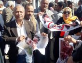 أهالى نجع حمادى يحتفلون بعيد الشرطة ويمزقون صور المقاول الهارب.. صور