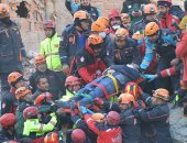 استمرار أعمال الإنقاذ فى المبانى السكنية المتضررة من زلزال تركيا