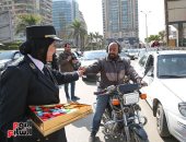 رجال الشرطة يوزعون الحلوى والورود على المواطنين فى 25 يناير