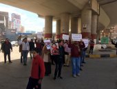 "خائن وعميل".. أهالى المحلة يرفعون لافتات ضد المقاول الهارب محمد على.. صور