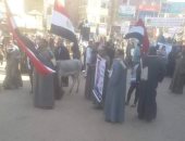 أهالى قوص بقنا يضعون صورة المقاول الهارب على حمار اثناء الاحتفال بعيد الشرطة