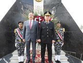 محافظا ومديرا أمن المنوفية ودمياط يضعون أكاليل زهور على نصب شهداء الشرطة